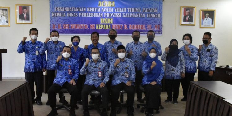 Sertijab Plt. Kadis Perkebunan Kalteng Dari Pejabat Lama Sri Suwanto Kepada Pejabat Baru Rizky R. Badjuri
