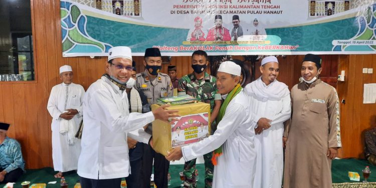 Tim Safari Ramadan 1443 H Pemprov. Kalteng Jalin Silaturahmi di Masjid Al-Mukhtar Pulau Hanaut Kotim