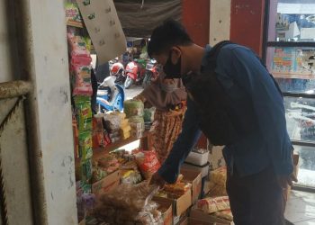 Anggota Satreskrim Polres Seruyan Cek Bahan Pangan di Pasar Kuala Pembuang