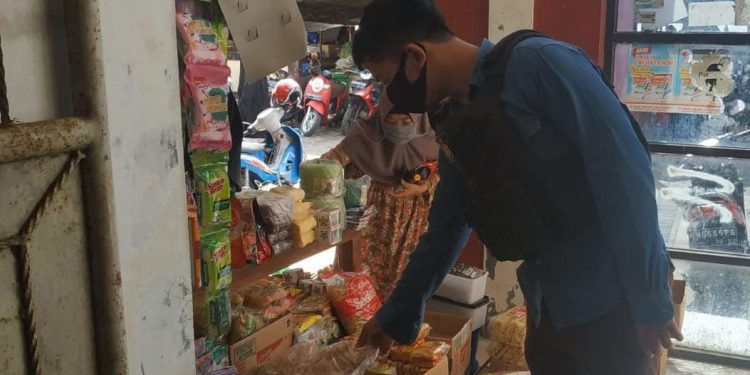 Anggota Satreskrim Polres Seruyan Cek Bahan Pangan di Pasar Kuala Pembuang