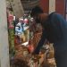 Anggota Satreskrim Polres Seruyan Cek Bahan Pangan di Pasar Kuala Pembuang