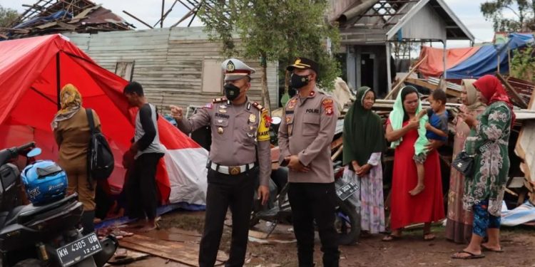 Wakapolres Kapuas Tinjau Lokasi Bencana Angin Puting Beliung