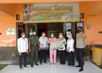 Personil Polsek Hanau Pantau dan Amankan Penyaluran BLT-DD Desa Asam Baru