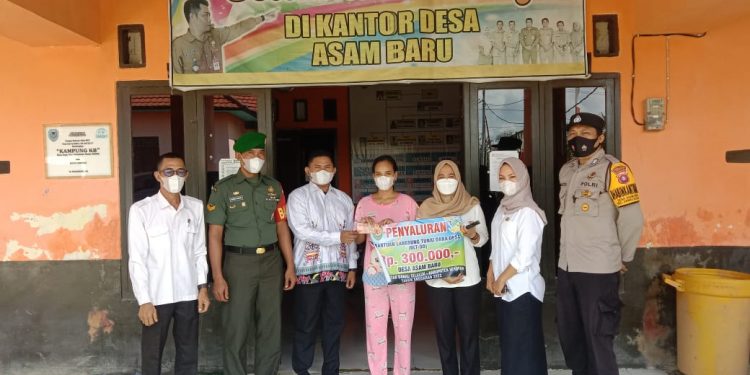 Personil Polsek Hanau Pantau dan Amankan Penyaluran BLT-DD Desa Asam Baru