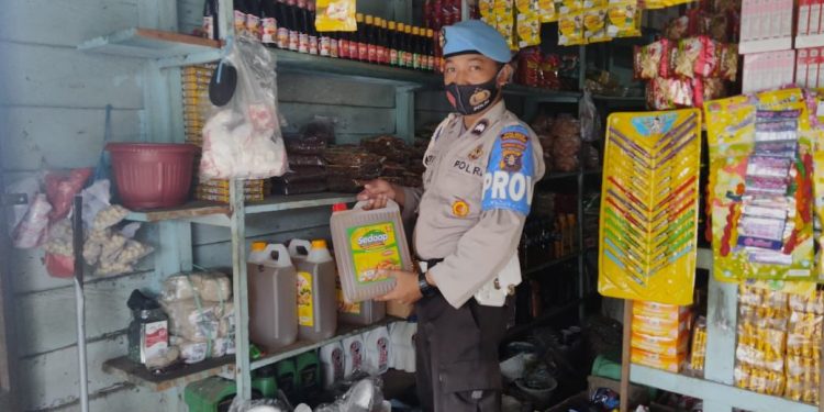 Pantau Harga Minyak, Polsek Danau Sembuluh Datangi Pertokoan Warga