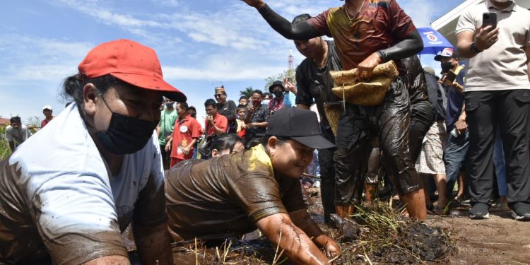 Mangaruhi : Budaya Dayak Menangkap Ikan dengan Tangan Kosong