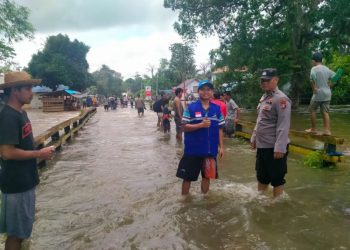 Banjir Rendam Jalan, Personel Polsek Awang Lakukan Pengaturan