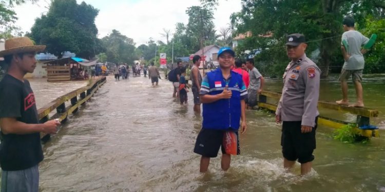 Banjir Rendam Jalan, Personel Polsek Awang Lakukan Pengaturan