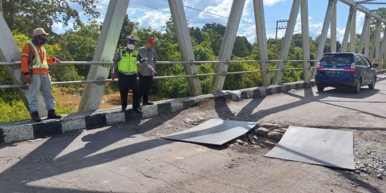 Ada Jembatan Rusak, Satlantas Polresta Palangka Raya Lakukan Ini