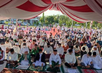 Gubernur H. Sugianto Sabran Sholat Ied di Istana Isen Mulang