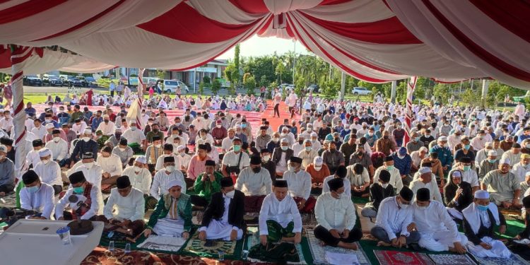 Gubernur H. Sugianto Sabran Sholat Ied di Istana Isen Mulang