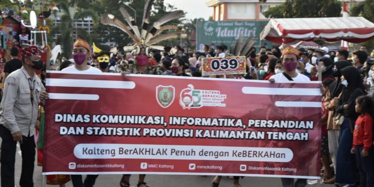 Diskominfosantik Prov. Kalteng Ikut Meriahkan Pawai FBIM 2022