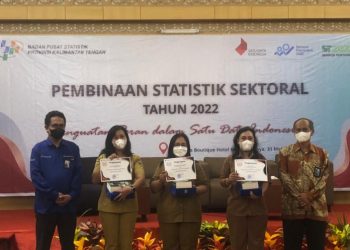 Dislutkan Prov. Kalteng Terima Penghargaan Produsen Data Tingkat Daerah Terbaik I