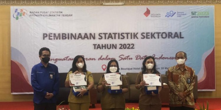 Dislutkan Prov. Kalteng Terima Penghargaan Produsen Data Tingkat Daerah Terbaik I