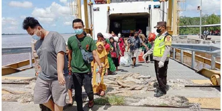 118 Orang Pemudik Asal Pulau Jawa Tiba di Pelabuhan Bahaur