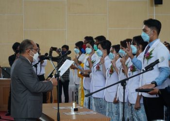 Sahli Herson B. Aden Hadiri Pelantikan dan Pengambilan Sumpah Dokter Angkatan XX Fakultas Kedokteran UPR