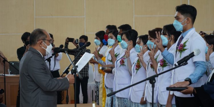 Sahli Herson B. Aden Hadiri Pelantikan dan Pengambilan Sumpah Dokter Angkatan XX Fakultas Kedokteran UPR