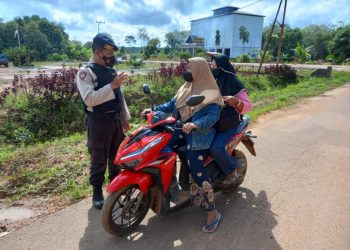 Personil Polsek Danau Sembuluh Patroli Sosialisasikan Prokes
