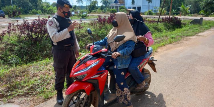 Personil Polsek Danau Sembuluh Patroli Sosialisasikan Prokes