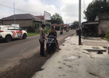 Personil Polres Seruyan Tegur Pengendara Tak Pakai Helm dan Masker