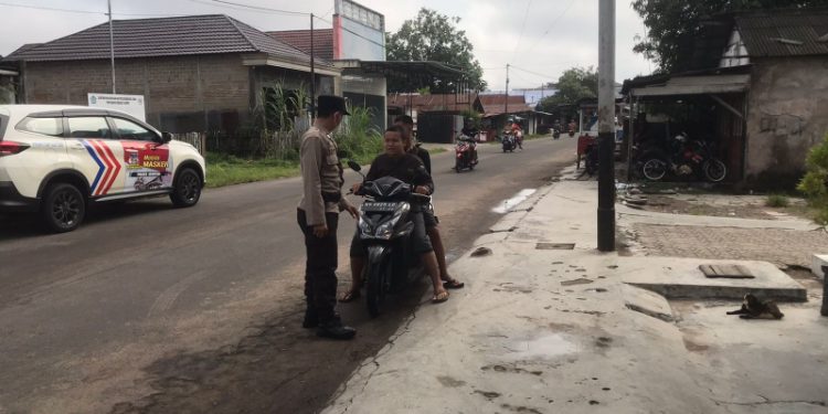 Personil Polres Seruyan Tegur Pengendara Tak Pakai Helm dan Masker