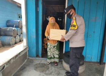 Polsek Seruyan Hilir Salurkan Bansos Untuk Warga