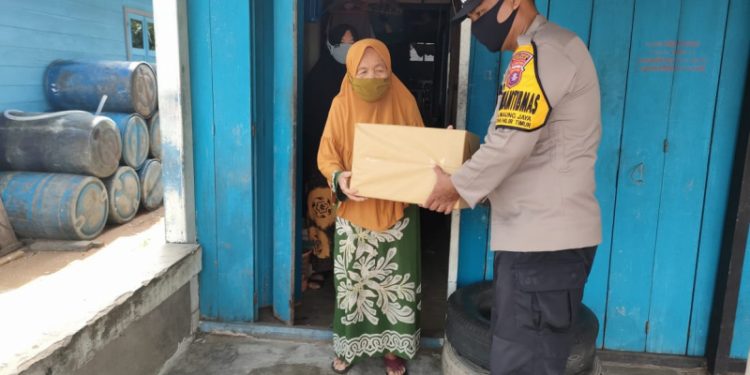 Polsek Seruyan Hilir Salurkan Bansos Untuk Warga