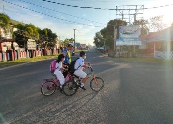 Sat Lantas Polres Seruyan Membantu Anak Sekolah Menyebrang Jalan