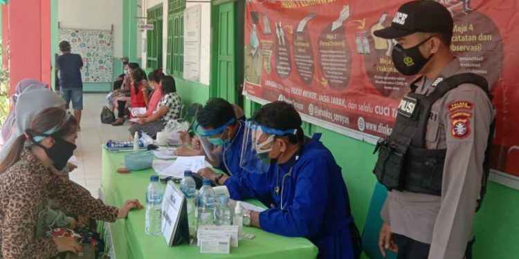 Polsek Danau Sembuluh Amankan Vaksinasi Bersama UPTD Puskesmas Terawan