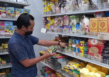 Anggota Satreskrim Polres Seruyan Cek Bahan Pangan di Pasar Kuala Pembuang