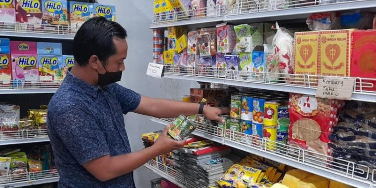 Anggota Satreskrim Polres Seruyan Cek Bahan Pangan di Pasar Kuala Pembuang