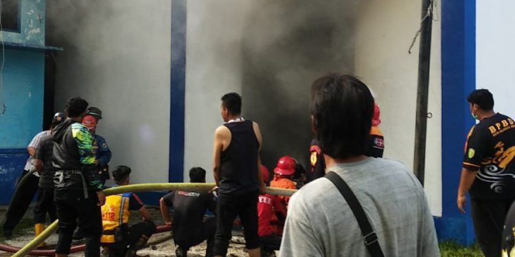 Studio TVRI Kalteng yang Sedang Direhab Terbakar