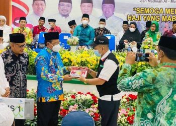 Sekda Kalteng H. Nuryakin Lepas Keberangkatan Jemaah Calon Haji Kloter 5