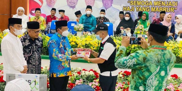 Sekda Kalteng H. Nuryakin Lepas Keberangkatan Jemaah Calon Haji Kloter 5