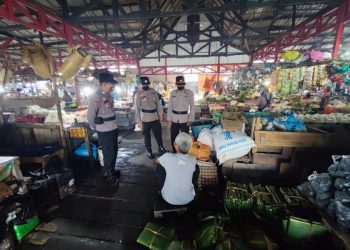 Anggota Satreskrim Melaksanakan Giat Yustisi di Pasar Saik Kuala Pembuang