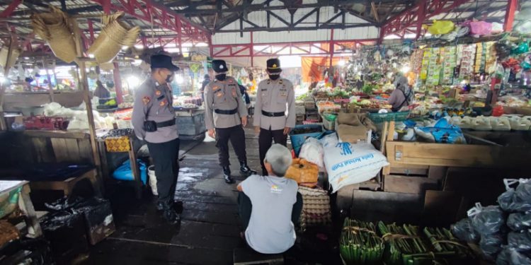 Anggota Satreskrim Melaksanakan Giat Yustisi di Pasar Saik Kuala Pembuang
