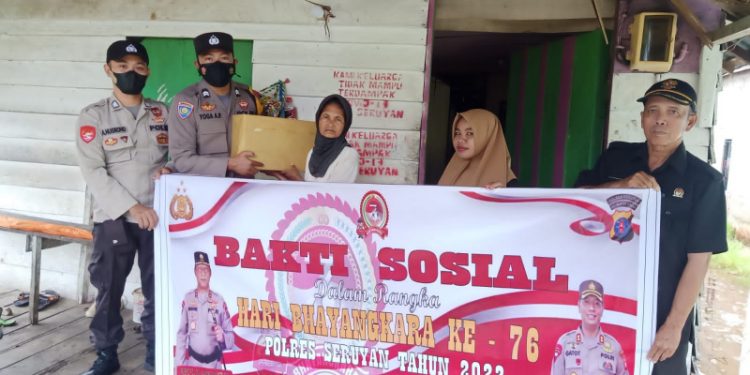 HUT Bhayangkara ke-76, Polsek Seruyan Hilir Berikan Bansos Untuk Warga