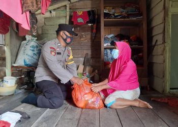 Bhabinkamtibmas Salurkan Paket Sembako kepada Masyarakat