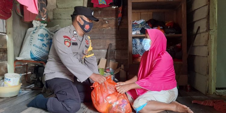 Bhabinkamtibmas Salurkan Paket Sembako kepada Masyarakat
