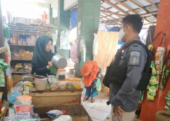 Cegah Kelangkaan Sembako, Anggota Satreskrim Sidak Pasar Saik
