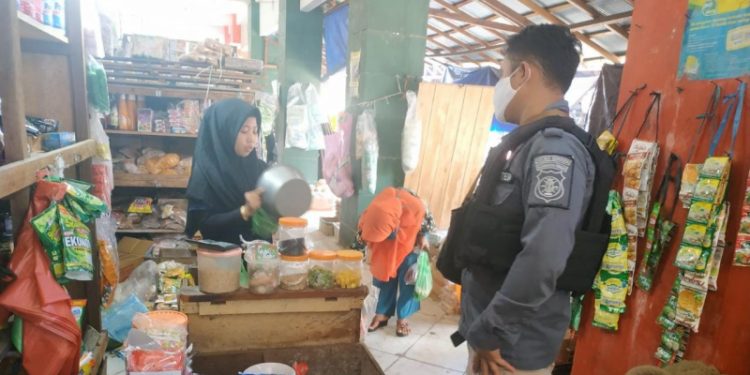 Cegah Kelangkaan Sembako, Anggota Satreskrim Sidak Pasar Saik