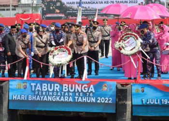 Jajaran Polda Kalteng Tabur Bunga di Pelabuhan Panglima Utar Kumai