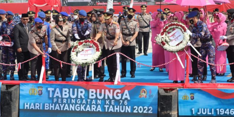Jajaran Polda Kalteng Tabur Bunga di Pelabuhan Panglima Utar Kumai