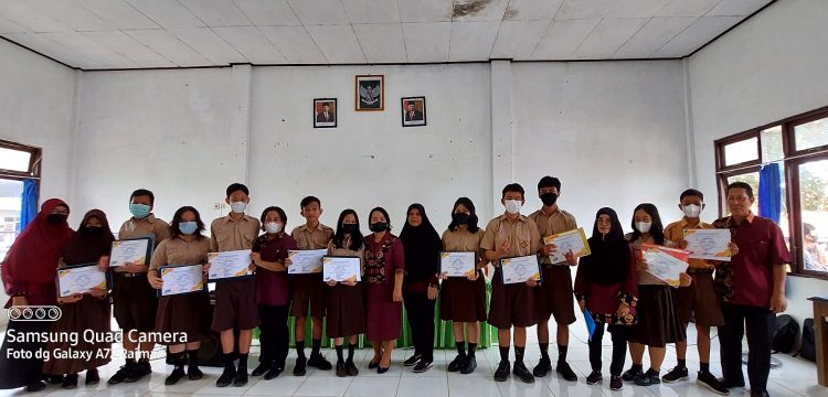 SMP Negeri 1 Murung Bagikan Raport Kenaikan Kelas