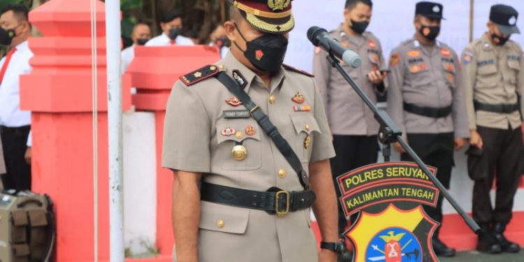 Bagian SDM Polres Seruyan Upacara dan Ziarah Makam Pahlawan