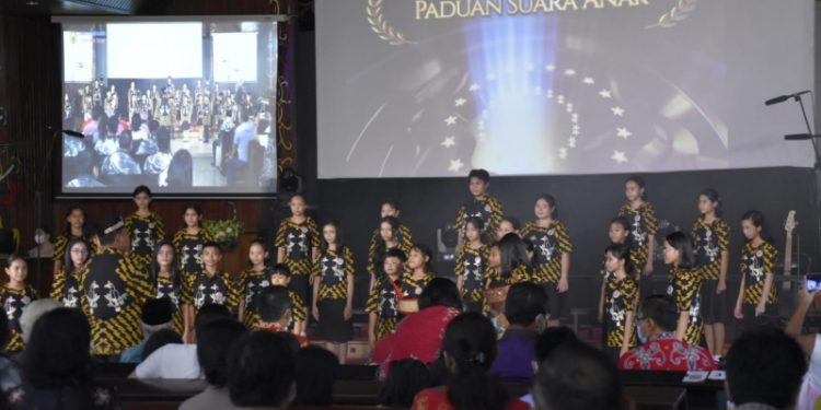 Asisten Ekbang Leonard S. Ampung Buka Konser Akbar Sekaligus Lepas Kontingen Pesparawi Pada Event Nasional ke-13 di Yogyakarta
