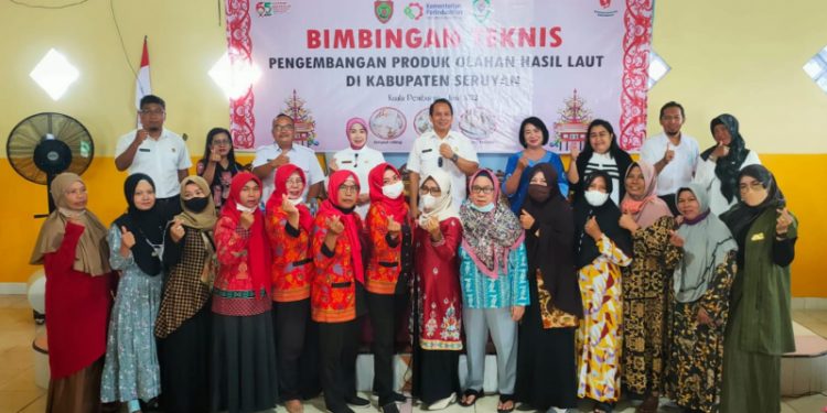 Kadis Dagperin Aster Bonawaty Buka Bimtek Pengembangan Produk Olahan Hasil Laut di Kabupaten Seruyan