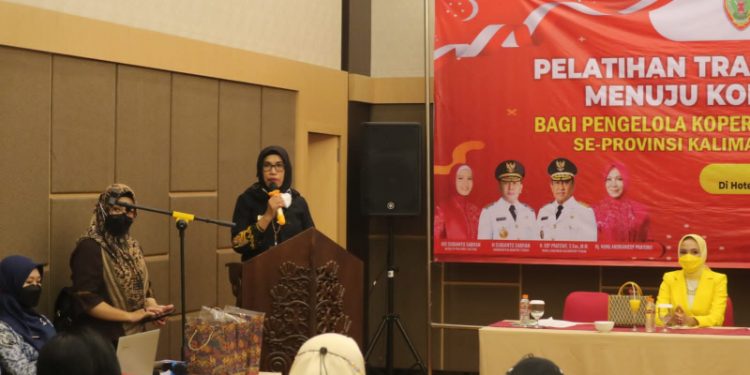 Ketua TP-PKK Kalteng Ivo Sugianto Sabran Buka Pelatihan Transformasi Digital bagi Kopwan