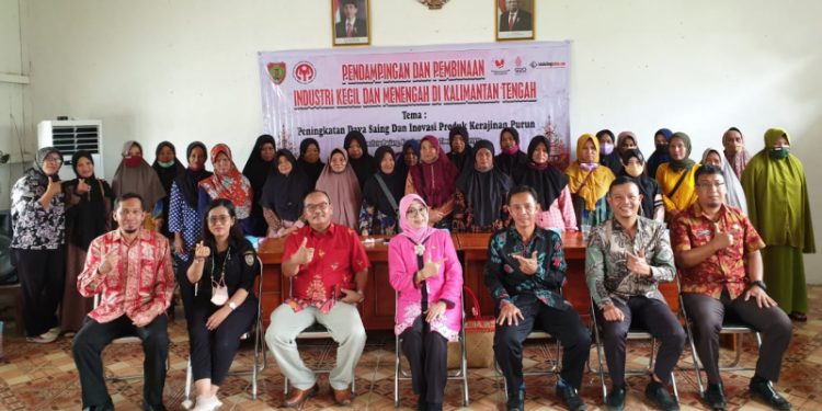 Ketua Harian Dekranasda Aster Bonawaty Buka Bimtek Peningkatkan Daya Saing dan Inovasi Produk Kerajinan Purun di Kabupaten Seruyan
