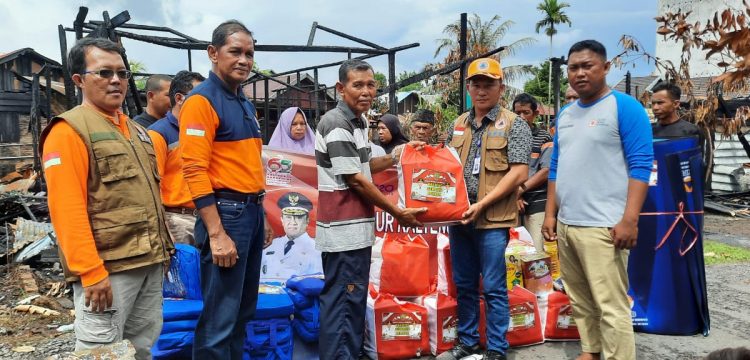 Gubernur Kalteng Berikan Bantuan Logistik dan Sembako Bagi Korban Kebakaran di Kabupaten Seruyan